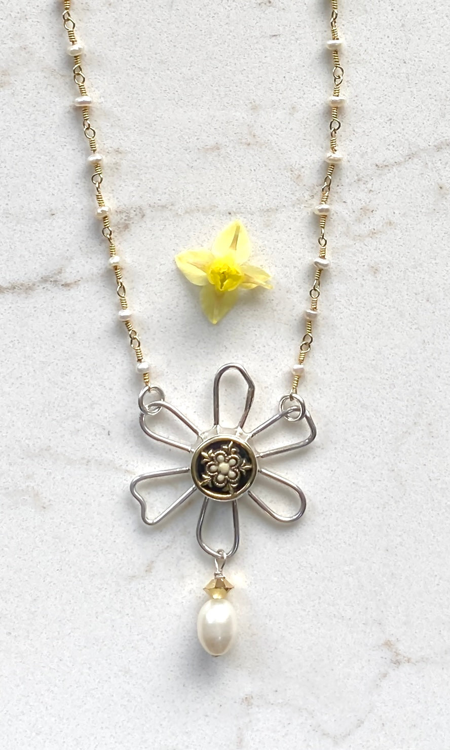 Bright Flower with Gold and Pearls Necklace