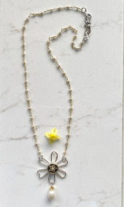 Bright Flower with Gold and Pearls Necklace