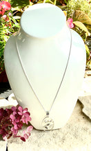 Load image into Gallery viewer, Oval Folk Flowers 2 Necklace
