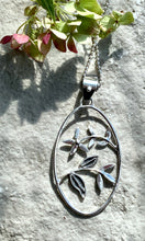 Load image into Gallery viewer, Oval Folk Flowers 2 Necklace
