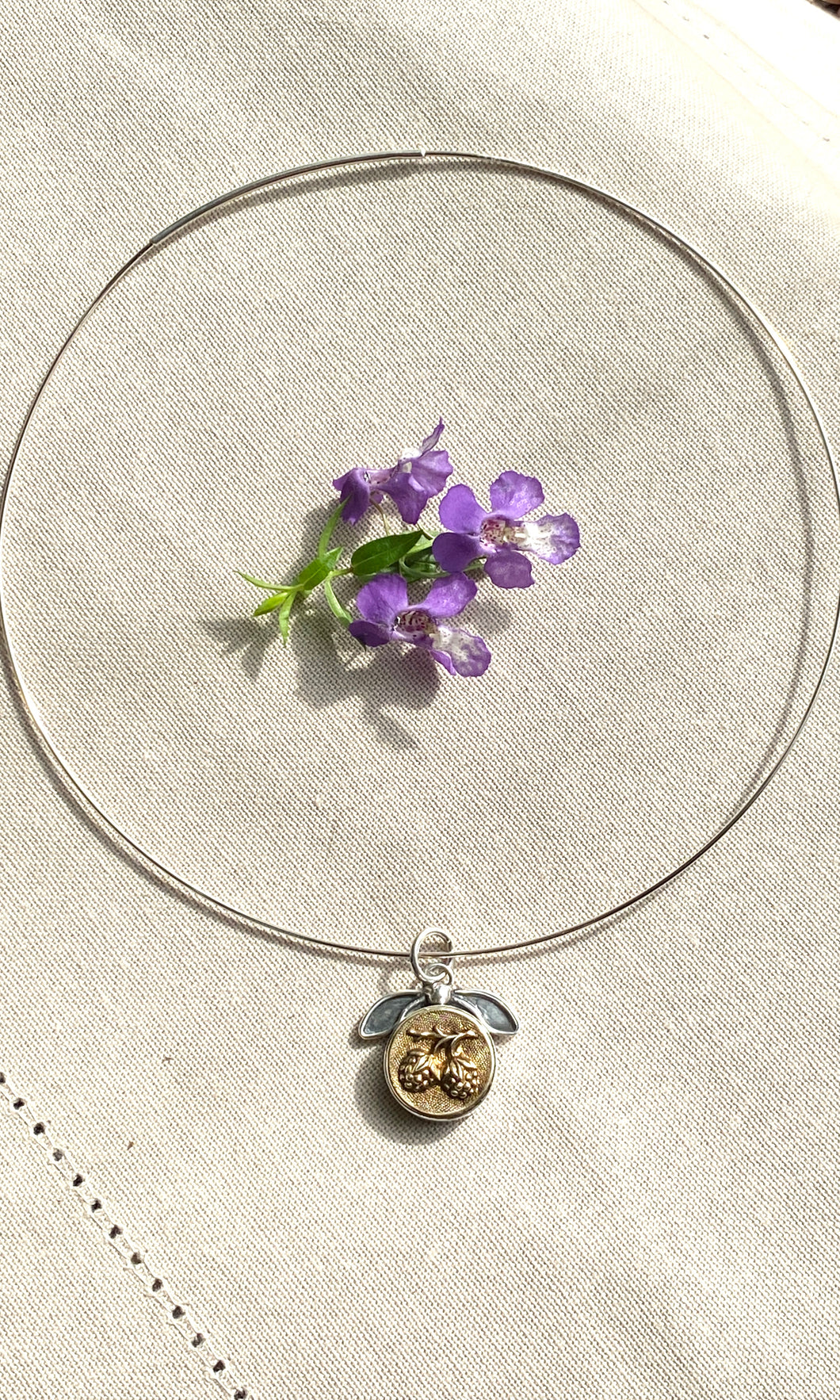 SALE/Choker Berry Button necklace