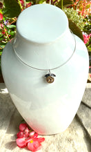 Load image into Gallery viewer, Choker Berry Button necklace
