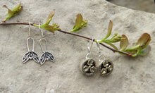 Load image into Gallery viewer, Pair of Leaves Earrings
