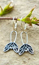 Load image into Gallery viewer, Pair of Leaves Earrings
