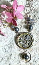 Load image into Gallery viewer, Labradorite and Flowers Necklace
